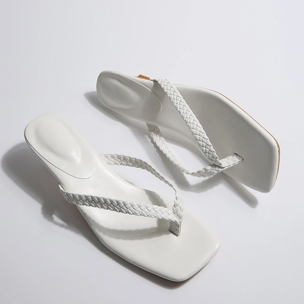 

Лето 2023, новые кожаные тапочки на высоком каблуке с узором «елочка» для женщин, сандалии с квадратным носком в французском сказочном стиле