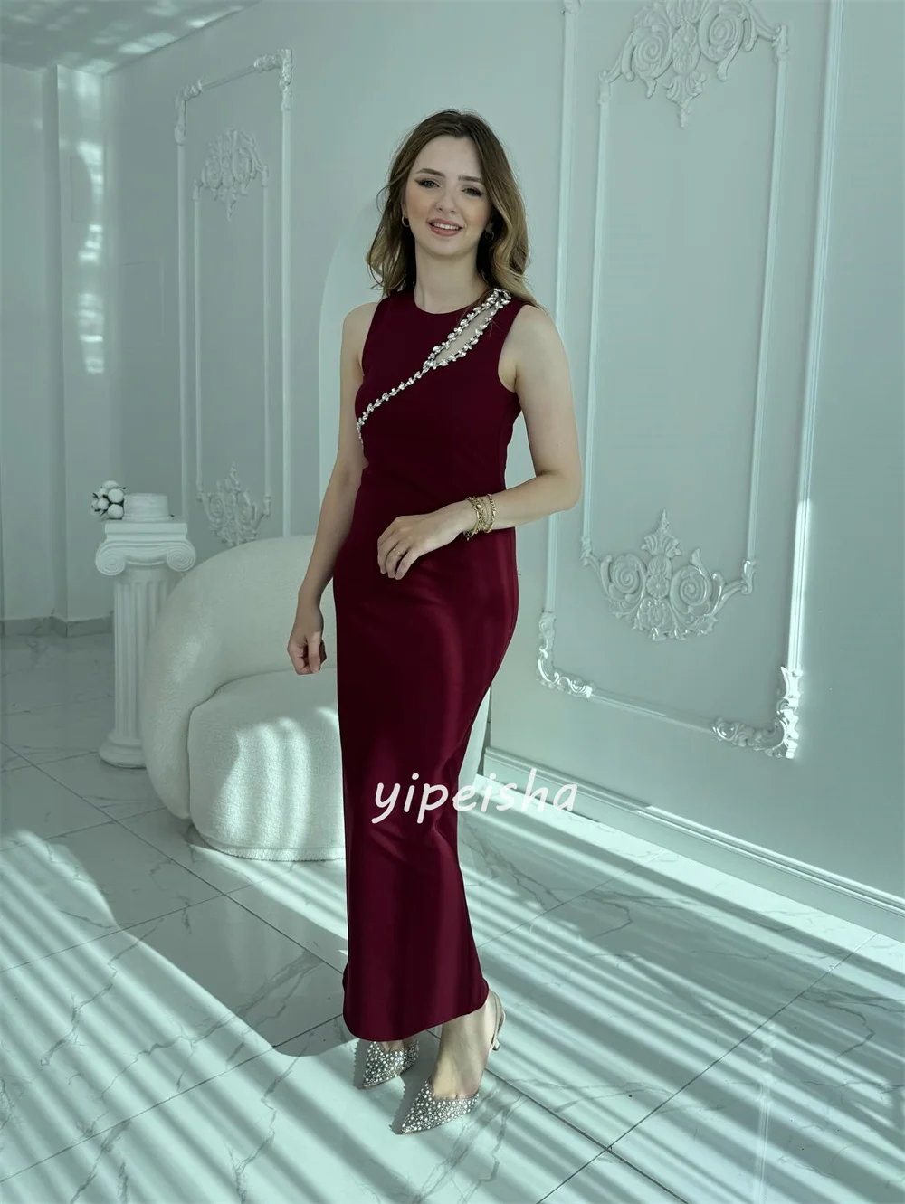 Vestidos hasta el tobillo con cuello redondo recto fruncido con diamantes de imitación de Jersey a juego de estilo moderno personalizado Vestidos para ocasiones a medida