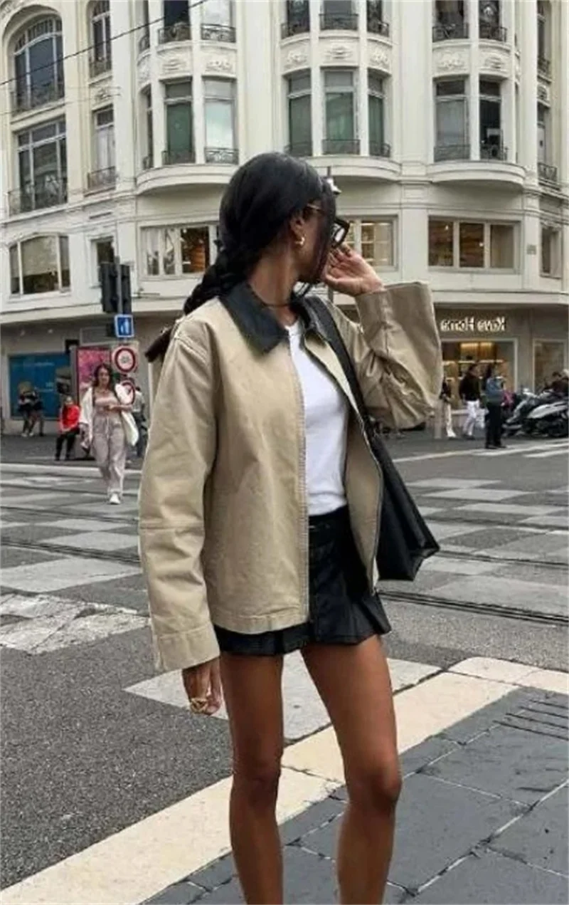 Un simple abrigo de otoño informal y moderno con efecto de cuero artificial y patchwork de solapa.