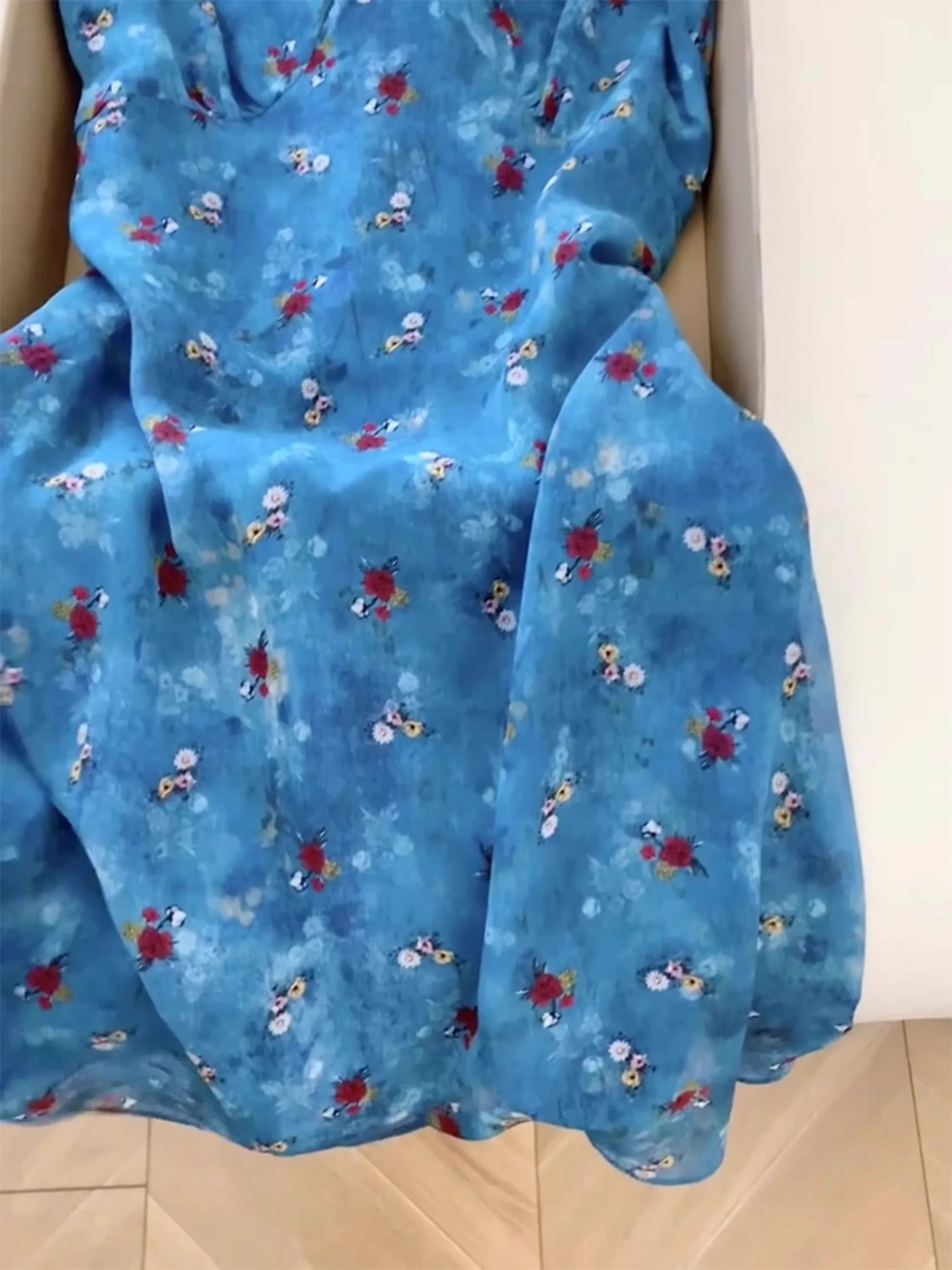 สไตล์ฝรั่งเศสสีฟ้าดอกไม้คอวีแขนกุดชุดสตรีลูกไม้เย็บปะติดปะต่ออารมณ์ A-Line ชุดเดรสวันหยุดฤดูร้อนชุดสั้น