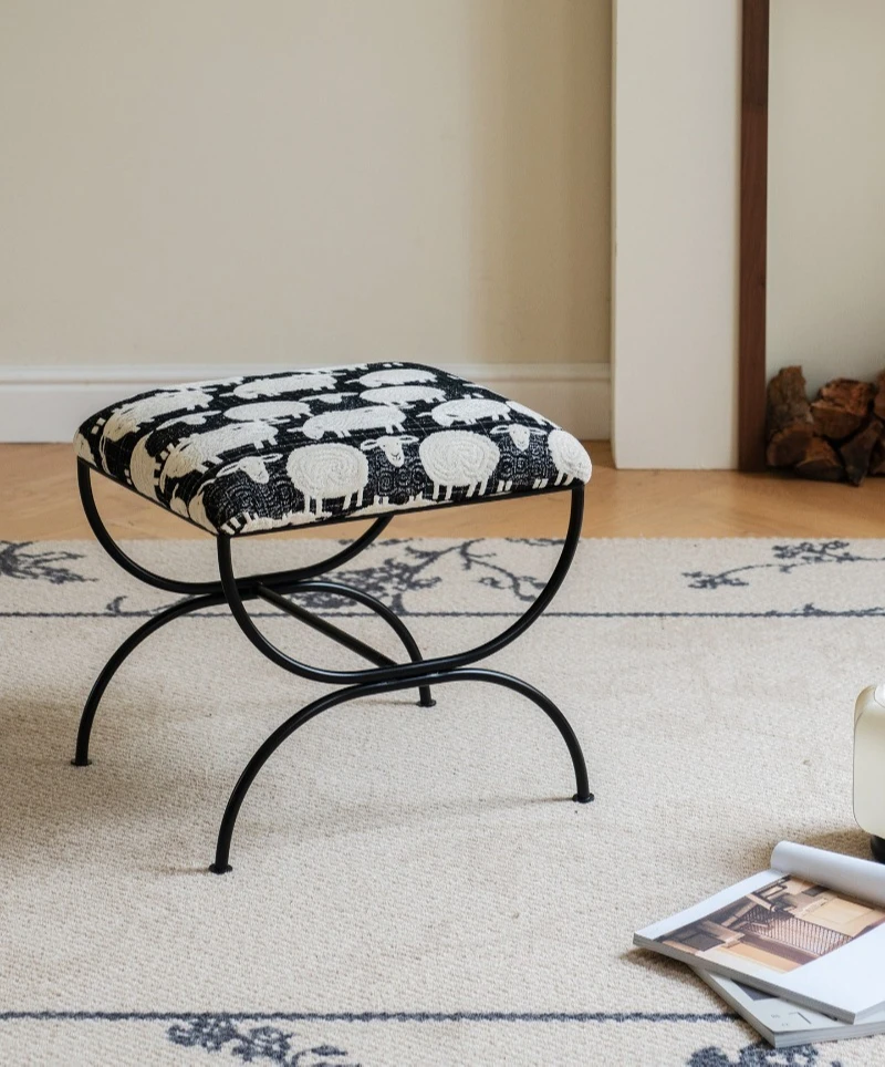 Vintage black Aries pattern shoe changing stool metal fabric stool home bedroom