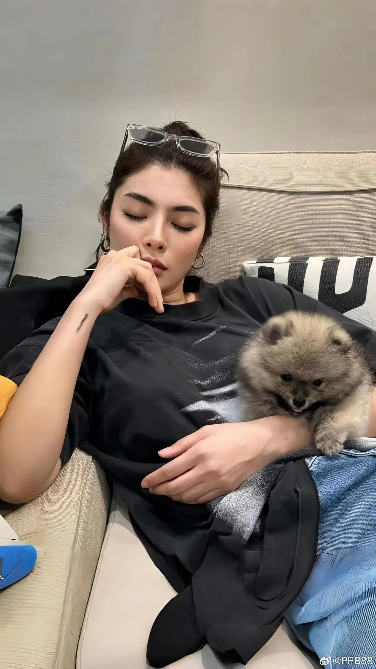 تي شيرت فارغ The Secret Love ملء فارغ FayeYoko نفس أسود بأكمام قصيرة مع قميص مطبوع تجريدي محيطي Faye Malisorn #3