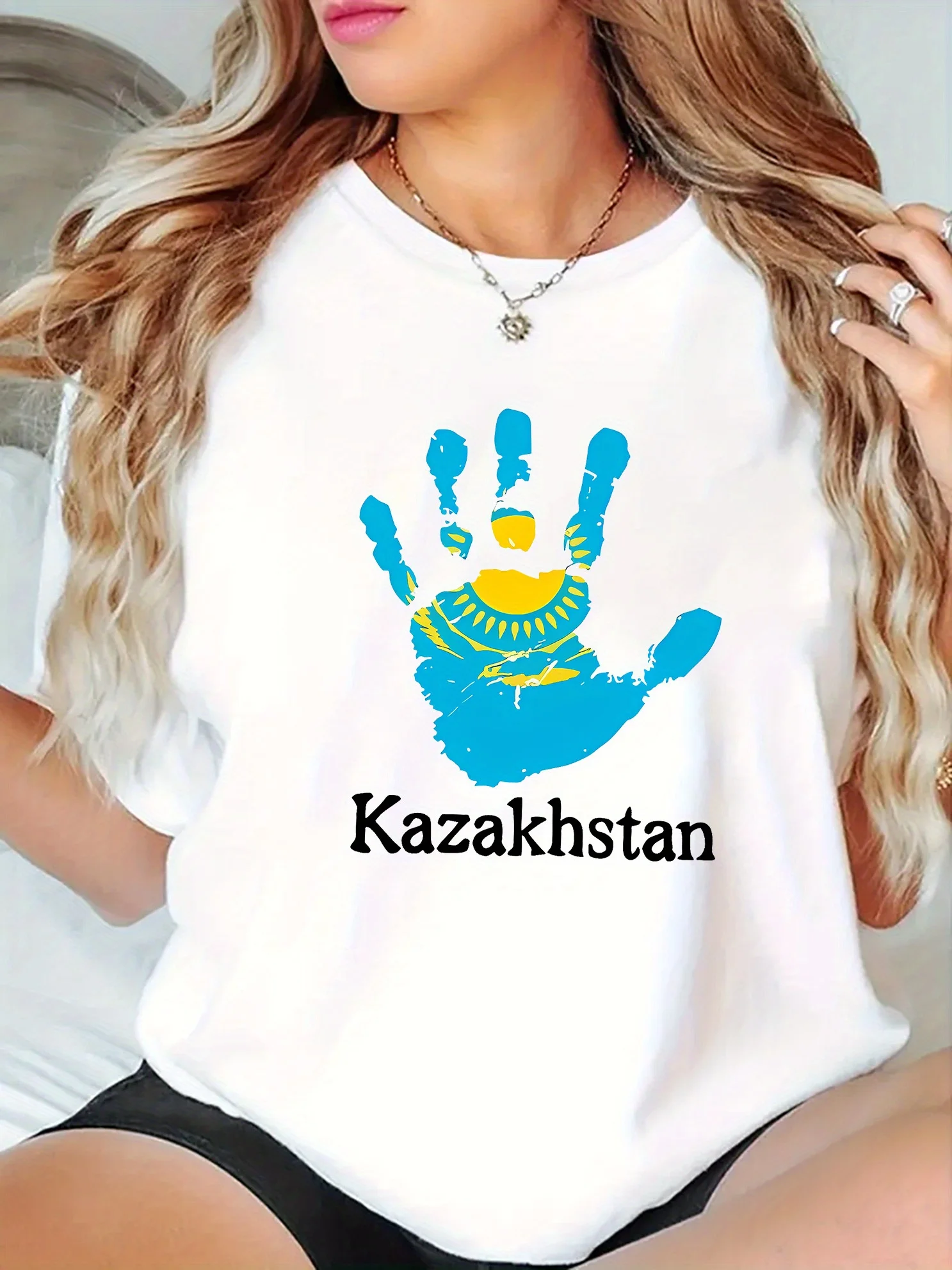 

Женская белая повседневная футболка с коротким рукавом и графикой полов Казахстана - дышащий летний топ с круглым вырезом