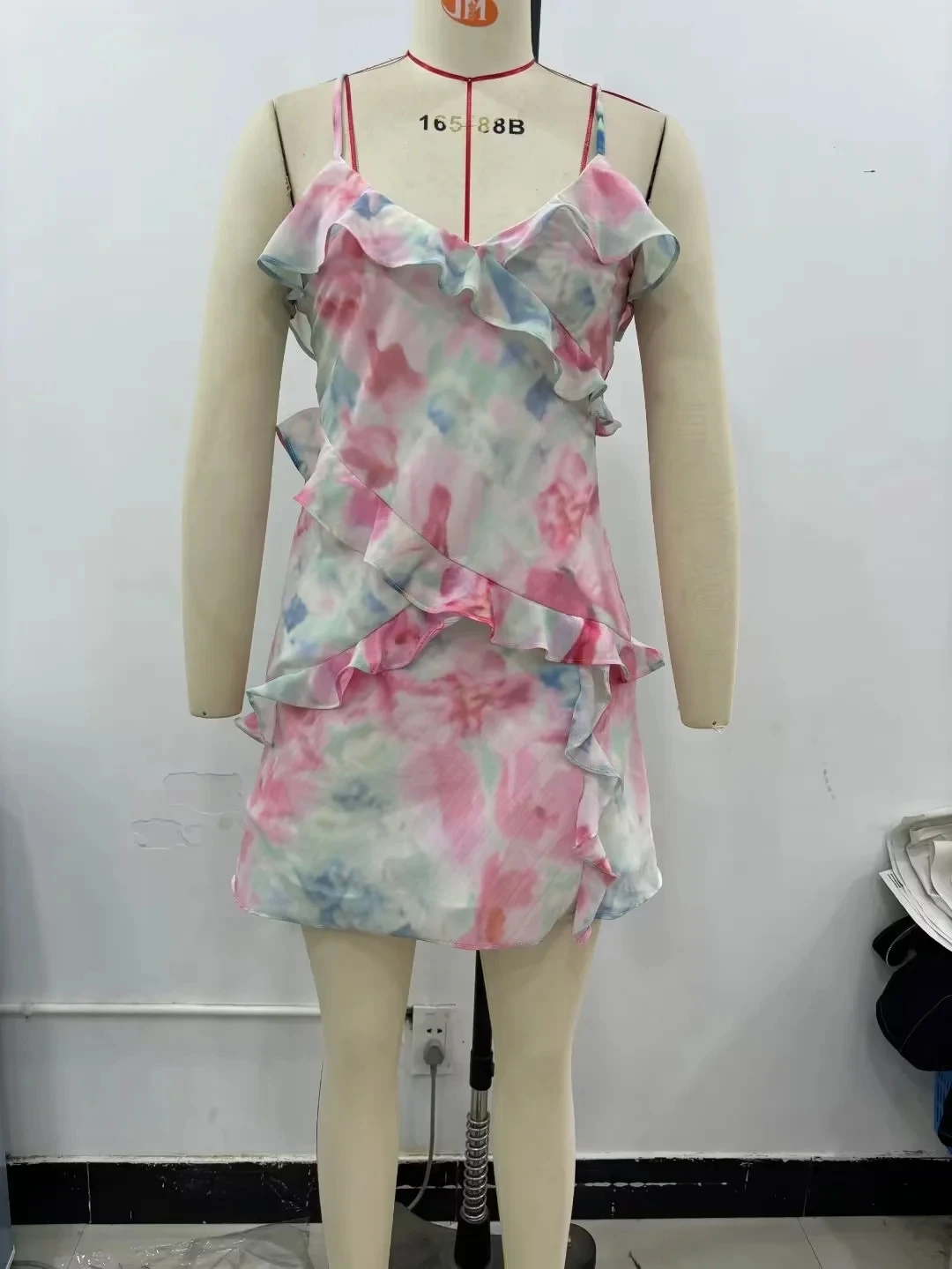 KEYANKETIAN-Vestido corto de verano con cuello Halter para mujer, minivestido con estampado de viento teñido, volantes escalonados, ropa de playa romántica, 2024