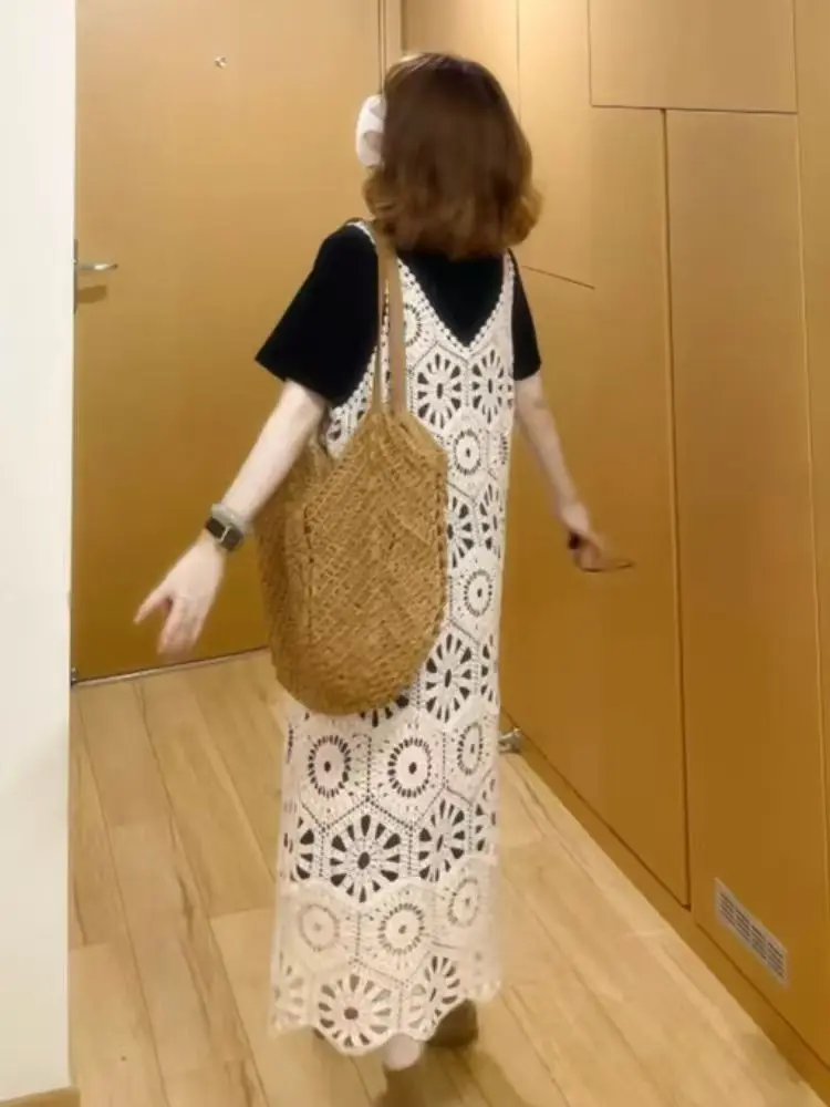 2025 Vestido de tirantes huecos de encaje de ganchillo estilo festivo sin mangas en capas vestido bohemio de playa de longitud media
