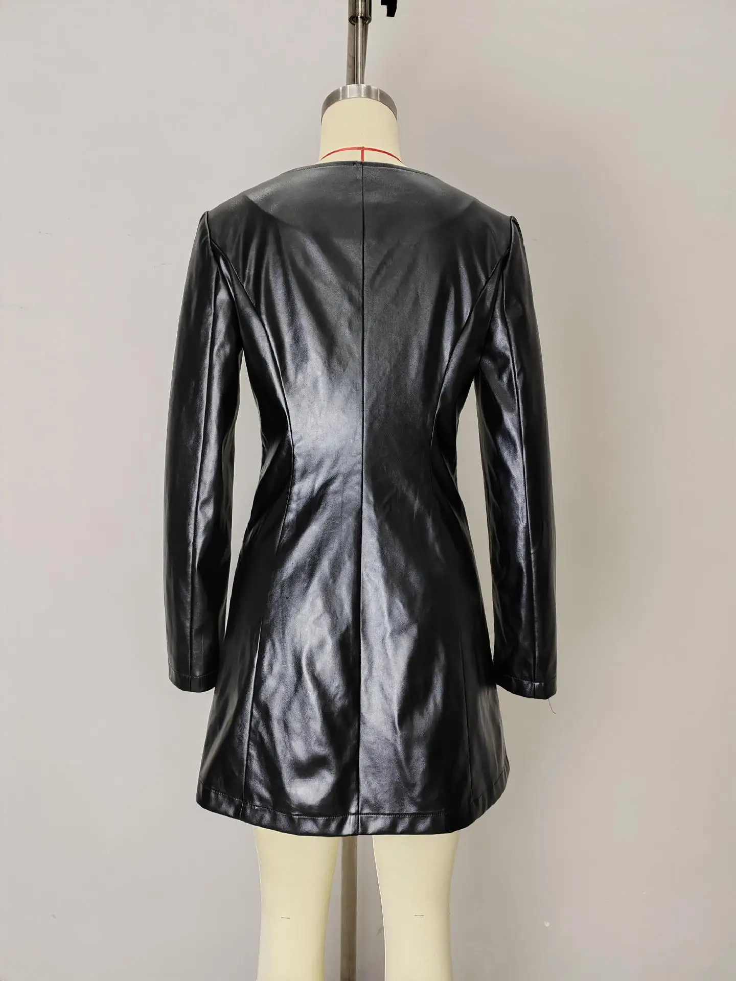 エレガントでファッショナブルなラウンドネックの長袖ジャケット、メタルボタンとウエストシェイプデザイン、PUドレス、レザージャケット