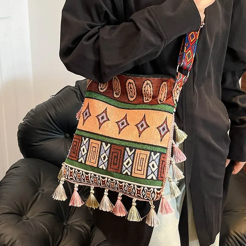 

Large capacity bohemian fringed bag, new ethnic style portable tote bag, shoulder messenger bag.