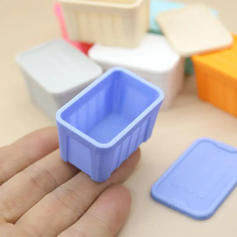 [J] 1Pcs 1:12 Dollhouse Mini Color Storage Box With Lid Model Home Decoration Dolls House Micro Scene Ornaments Decor Props