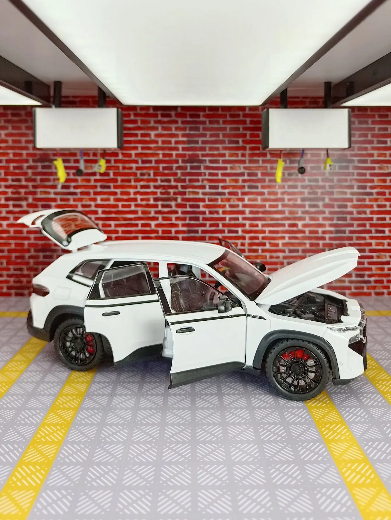 1:24 simulación BMW XM vehículo todoterreno modelo de coche de aleación, puertas y capó del motor, el maletero se puede abrir, regalos de sonido y luz