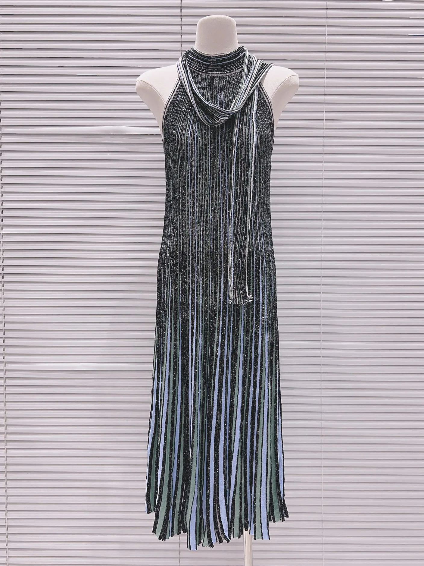 

Элитный комплект: вязаное платье и топ в европейском стиле, из тяжелой ткани, с блестящими нитями, цветовыми блоками, приталенного кроя, без рукавов, с поясом