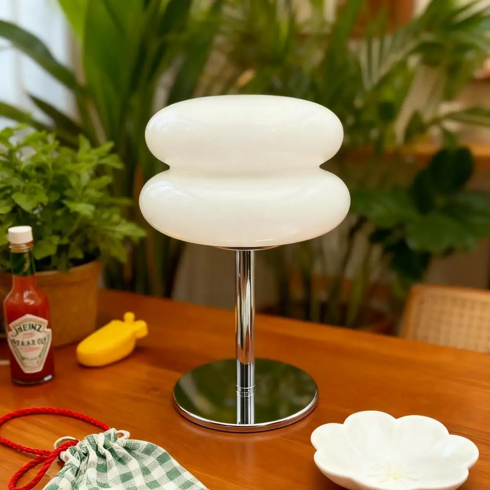 Lampe de table annulaire Bauhaus, lampe d'art antique vintage pour chevet, lumière ambiante de style ins avec base en métal et décoration en verre