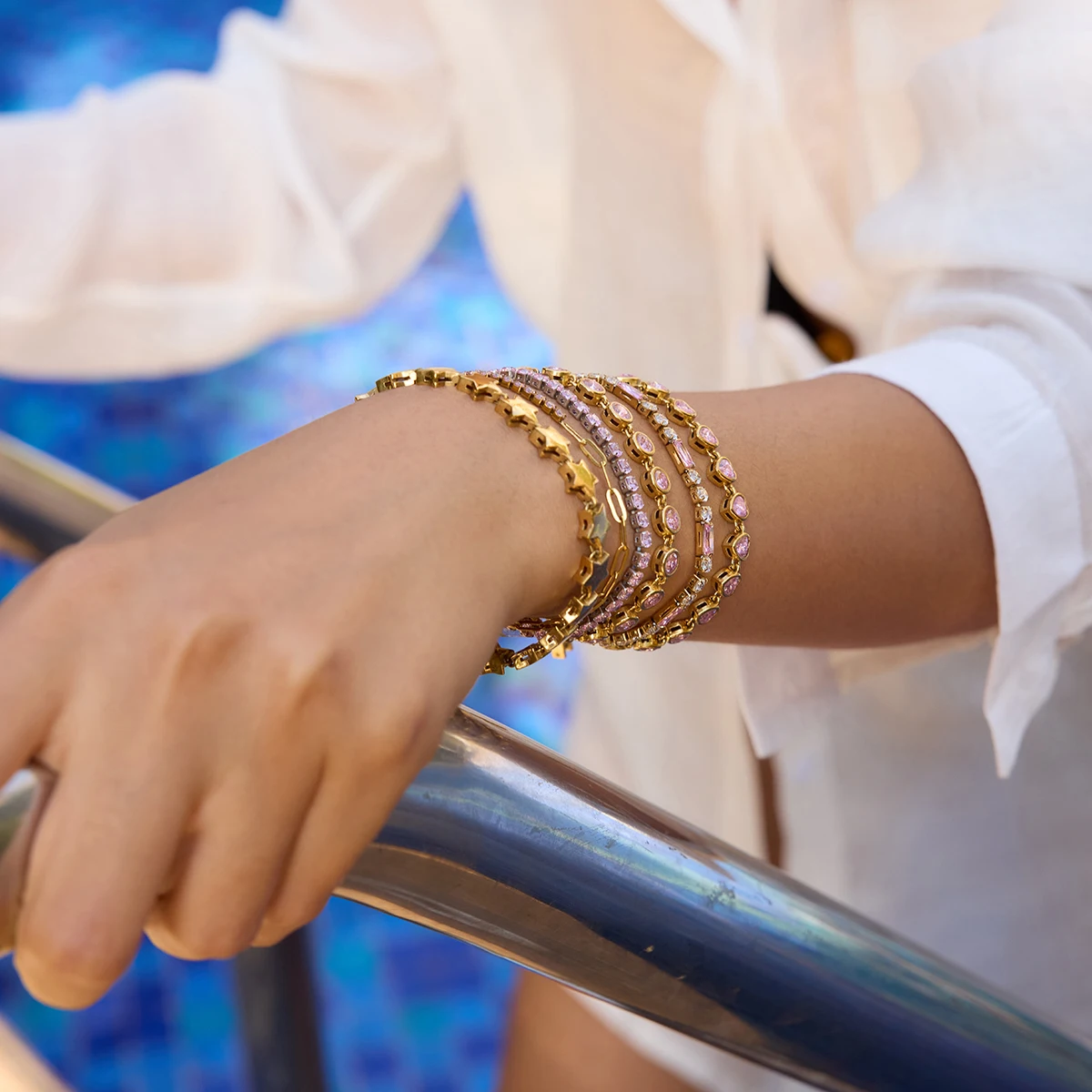 Uworld بسيط كلاسيكي 18K الذهب اللون مطلي الفولاذ المقاوم للصدأ السلس الخماسي سوار الزركون سوار على شكل قلب المرأة مجوهرات جزء