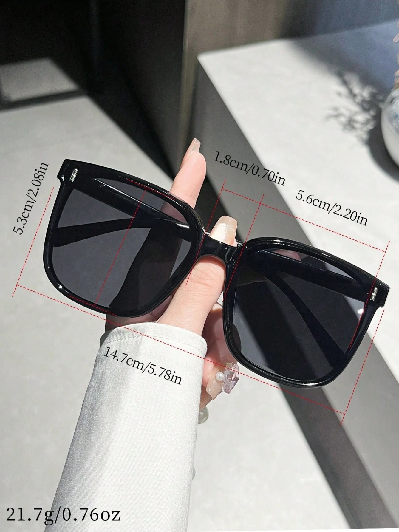 نظارات شمسية بإطار مربع أسود للجنسين مع مسامير على شكل أرز، كاجوال ومتعددة الاستخدامات، مناسبة للنزهات العائلية.