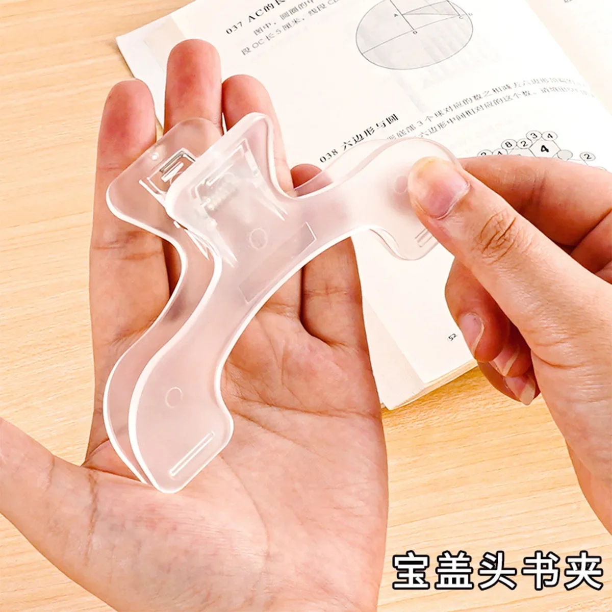 Immagine 4: Clip per Libri in Plastica Trasparente, Semplice Ausilio per la Lettura, Supporto Fisso per Libri, Segnalibri dal Design Creativo, Pratico Porta-Appunti per Librerie