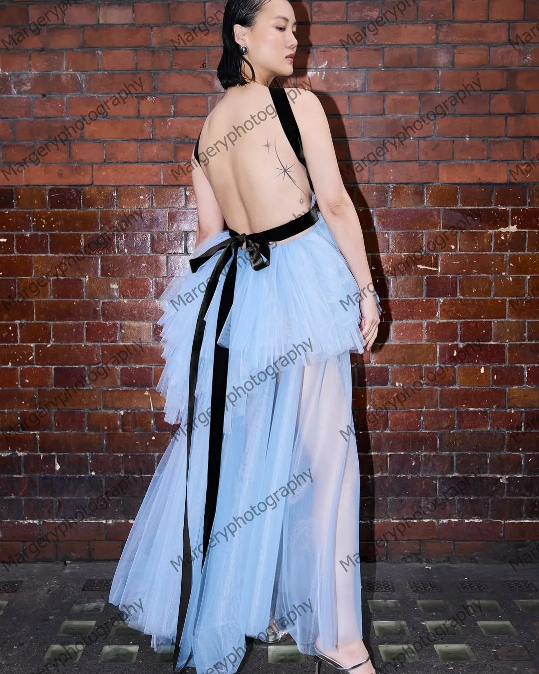 Elegante vestido maxi de tule azul claro com cintura preta sexy sem costas em camadas de malha formal vestidos de festa babados inchados vestido de baile