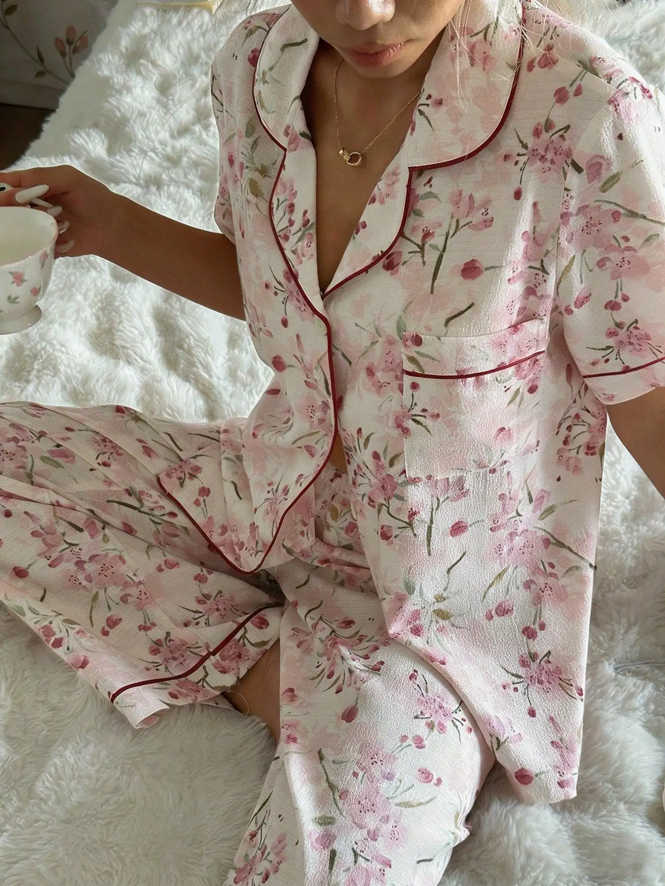 

Женский пижамный комплект с розовым цветочным принтом, с отложным воротником и короткими рукавами, из ткани, похожей на атлас