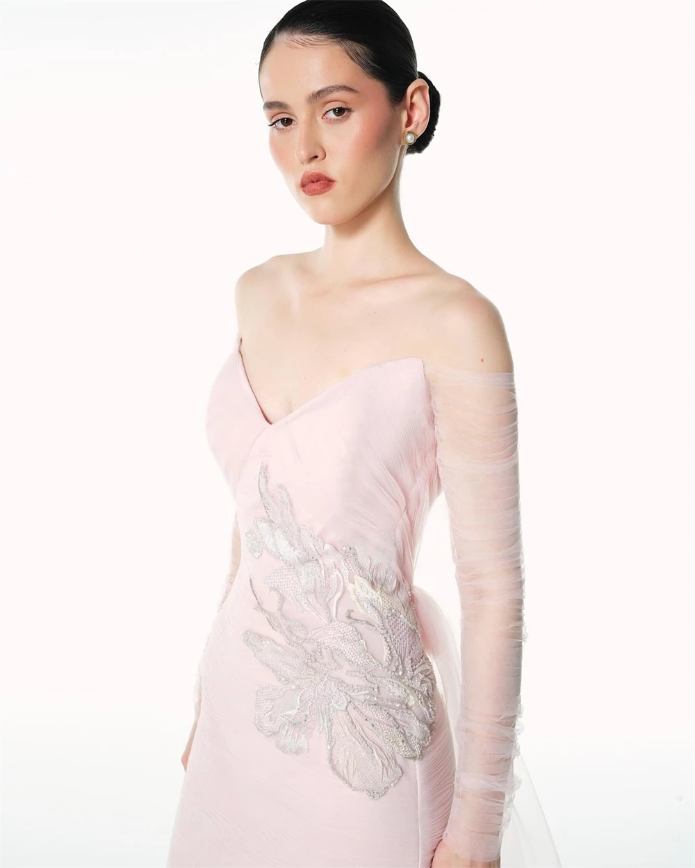 ชุดราตรีสีชมพูเรียบง่ายแบบสั่งตัด แขนยาว ดีไซน์หรูหรา ชุดงานเลี้ยง ชุดออกงาน  กระโปรงยาวลากพื้น  ชุดสำหรับโอกาสพิเศษ