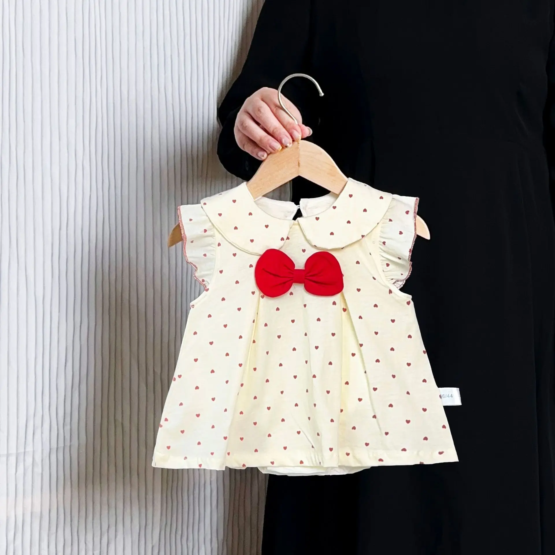 

Летний хлопковый комбинезон для маленьких девочек с принтом сердца и бантом, воротник Питера Пэна, тонкий дышащий комбинезон с рюшами на рукавах для новорожденных