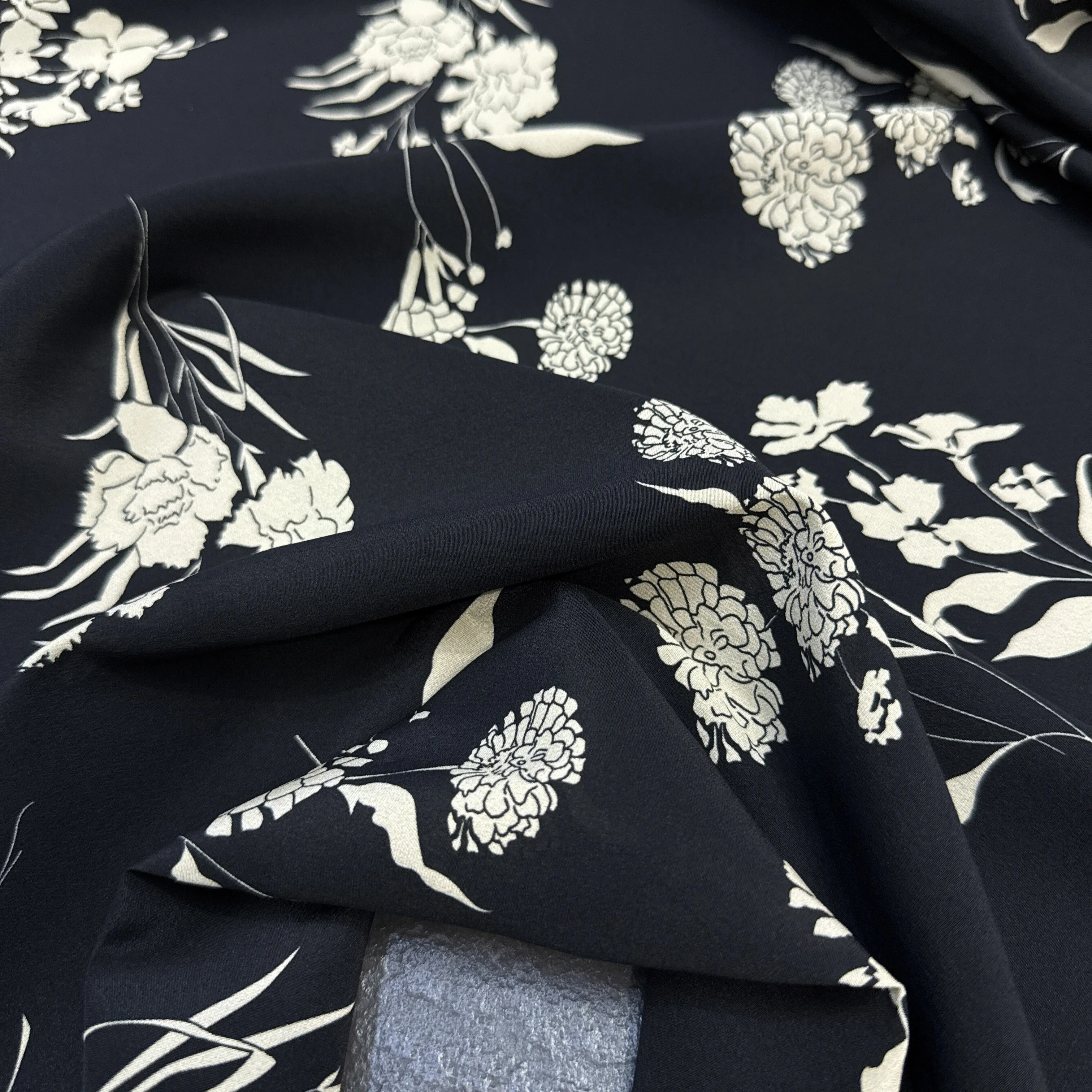White Floral Printed Stretch Black Silk Crepe de Chine Fabric for DIY Sewing Dress Pajamas Soft Comfortable Silk Fabric FR7008