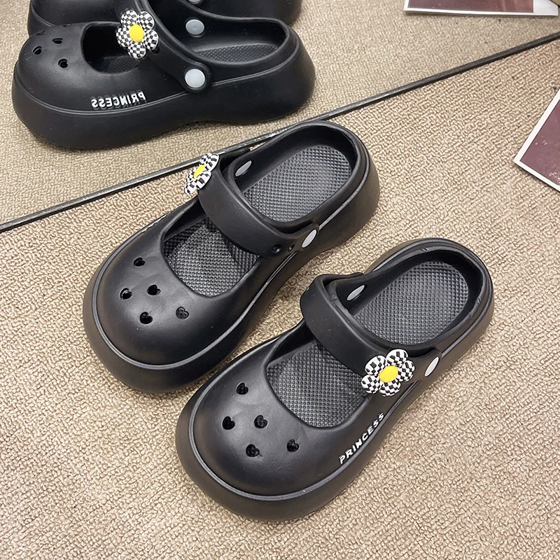 A pair of children's summer open-toe hole shoes, soft and comfortable slippers, sizes 30/31-40/41，QT-325