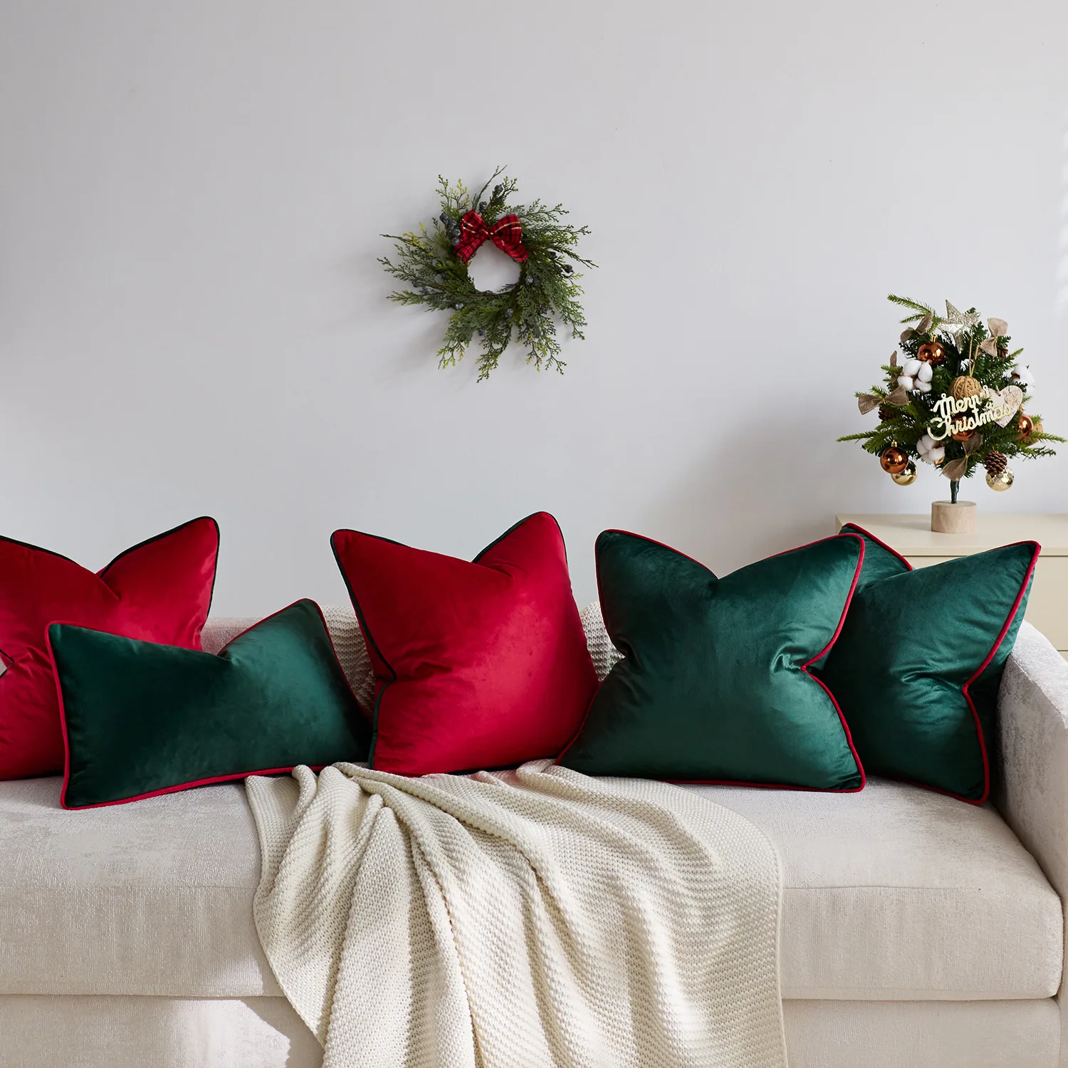 

Christmas Red Green Velvet Cushion Cover with Contrast Piping Nordic Luxury Decorative Pillowcase for Xmas Holiday Party Decor