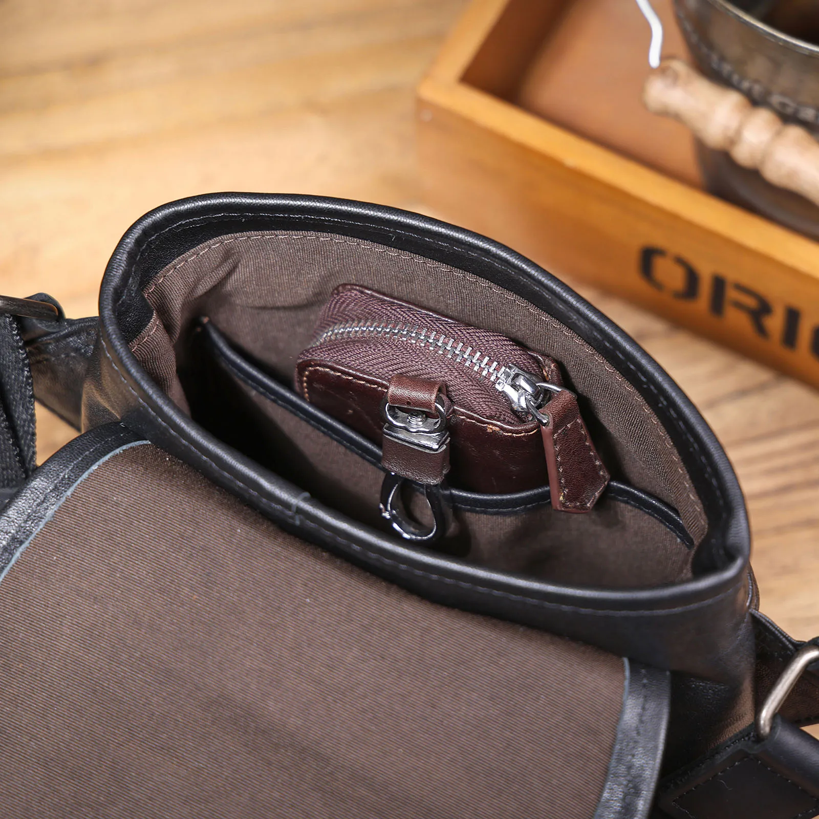 S.WORKER Modische Echtleder-Umhängetasche für Herren, Vollnarbig, Trendige Casual-Crossbody-Tasche, Mini-Umhängetasche für Handy und Schlüssel – Detail 20