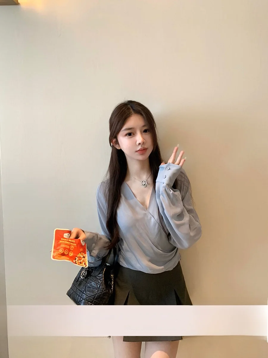 

Комплект из тонкой блузки с V-образным вырезом и юбки для женщин: нежный, мягкий, из хлопка, с длинными рукавами, удобный, дышащий.