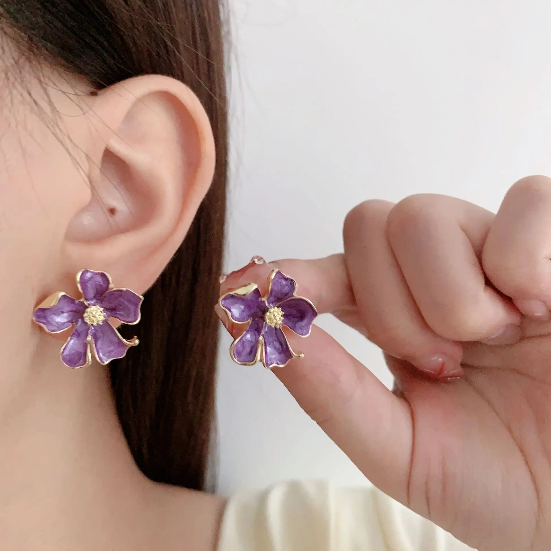 Sweet Flower Stud Earrings for Women Purple Enamel Oil Curled Petals Stud Earrings Wedding Party Trendy Cute Jewelry Girls Gifts