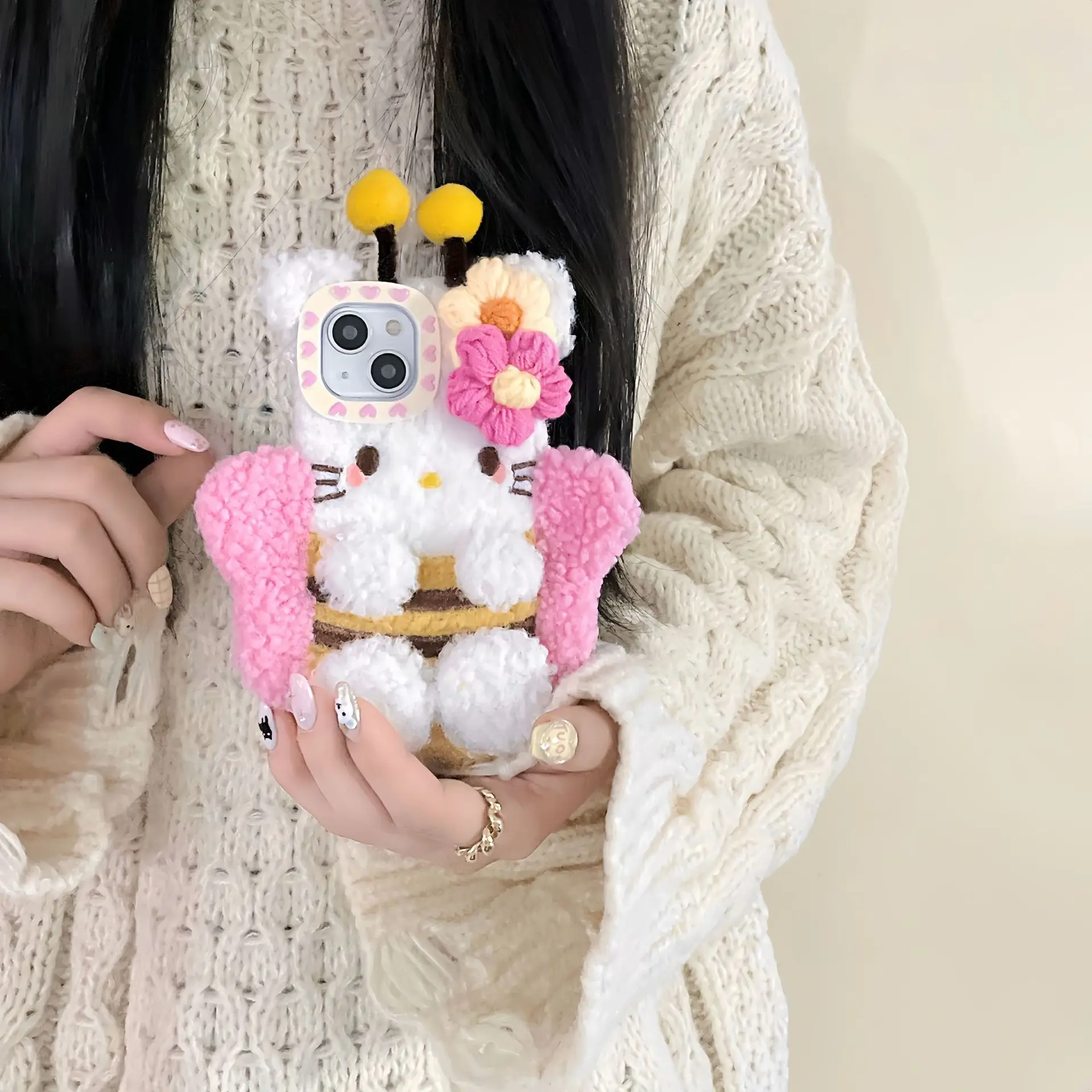 

Чехол для телефона Sanrio Hello Kitty Kawaii Lovable Plush Little Bee KT для iPhone 16, 15, 14, 13, 12, 11 Pro Max Y2K, зимняя задняя крышка для девочек