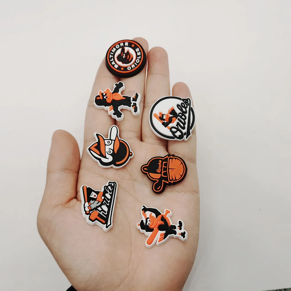 15pcs ใหม่กีฬาการ์ตูนรองเท้า Charms อุปกรณ์เสริม Fit Clog กระเป๋าเป้สะพายหลังสายรัดข้อมือรองเท้าตกแต่งหัวเข็มขัดคริสต์มาสปาร์ตี้เด็กของขวัญ