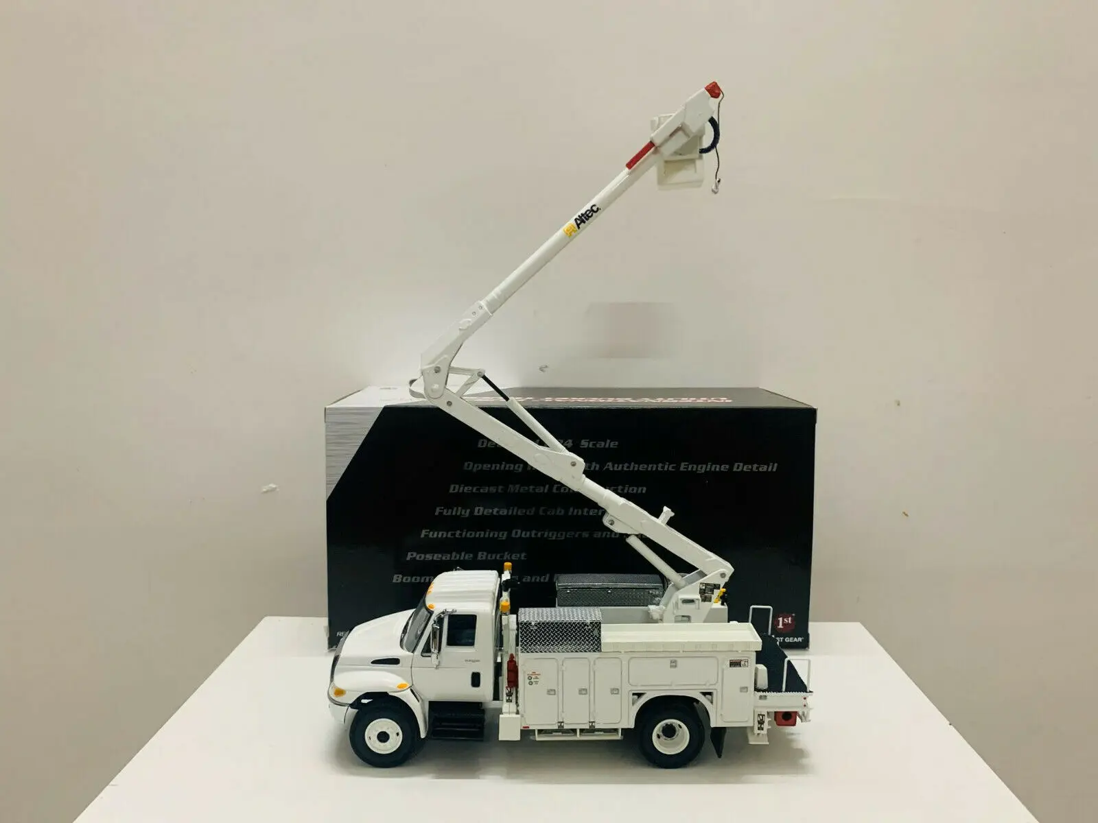 International Aerial Device Utility Truck 1/34 Scale DieCast Model New