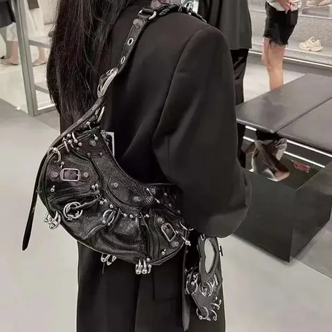 Nowa damska torebka na ramię w stylu europejskim vintage z 2025 roku, krótka, zdobiona ćwiekami, motocyklowa, z miękkiego materiału, z możliwością noszenia na skos.