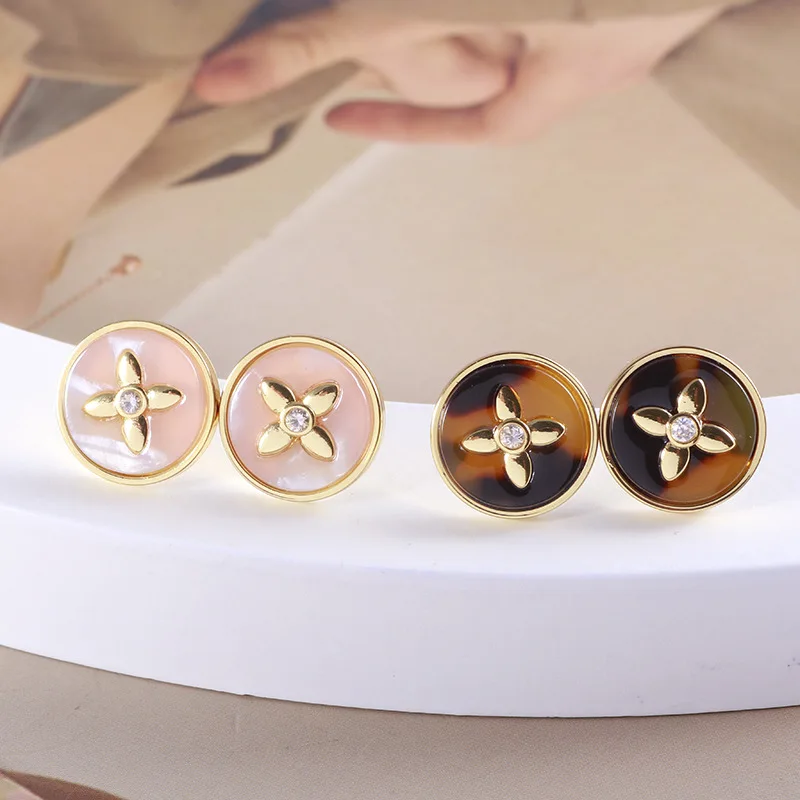 

KS European and American Niche Design Personalized Fashion Four-leaf Clover Shell Round Stud Earrings Simple and Versatile
