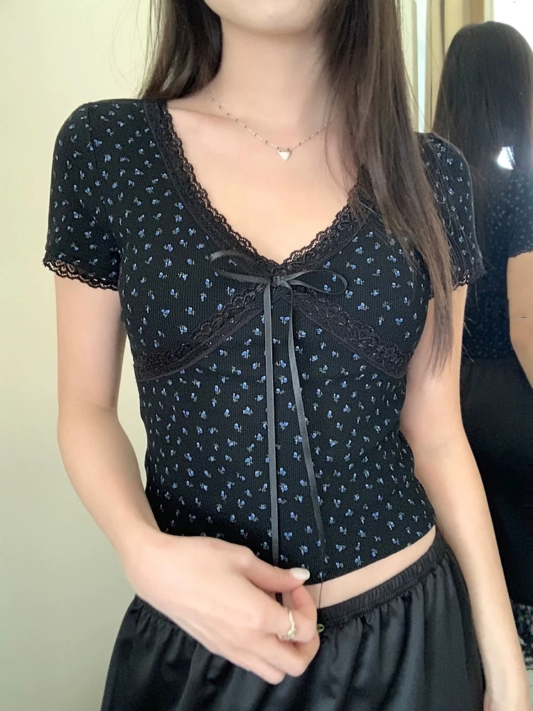 

Корейская кавайная кружевная лоскутная женская футболка Y2K Эстетический винтажный топ с цветочным принтом и бантом с v-образным вырезом и короткими рукавами Укороченный эластичный тонкий топ