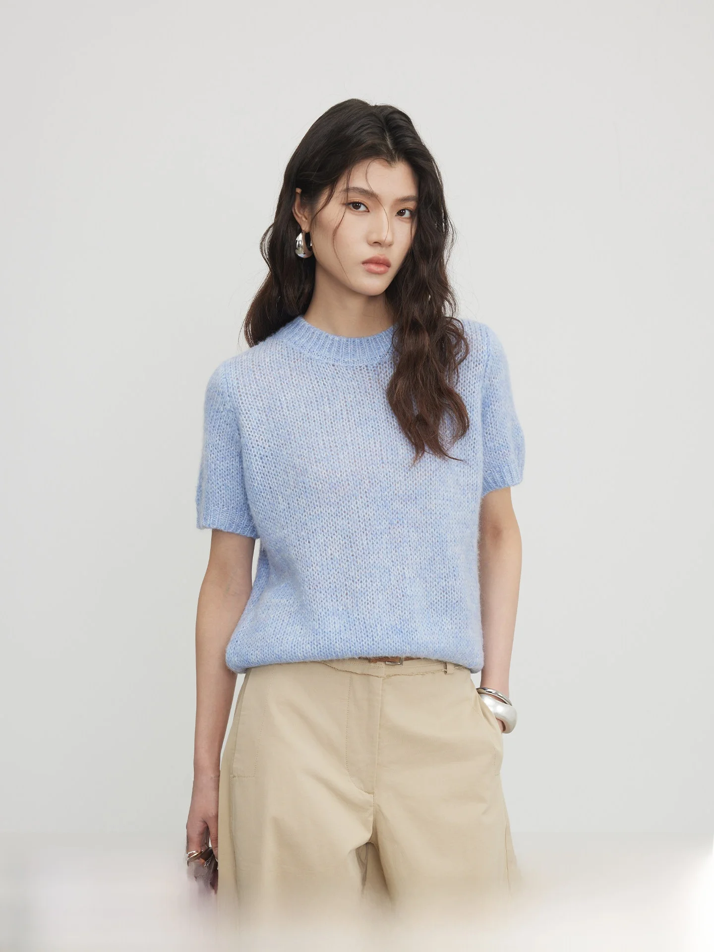 

Женский вязаный шерстяной свитер KEARA в корейском стиле с коротким рукавом, весенний, белый, с минималистичным дизайном, создающий эффектный образ