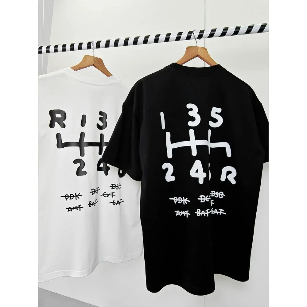 

2025 новейшая летняя креативная иллюстрация автомобиля с ручным переключением передач и принтом, футболка с короткими рукавами, модная спортивная футболка с круглым вырезом и коротким рукавом