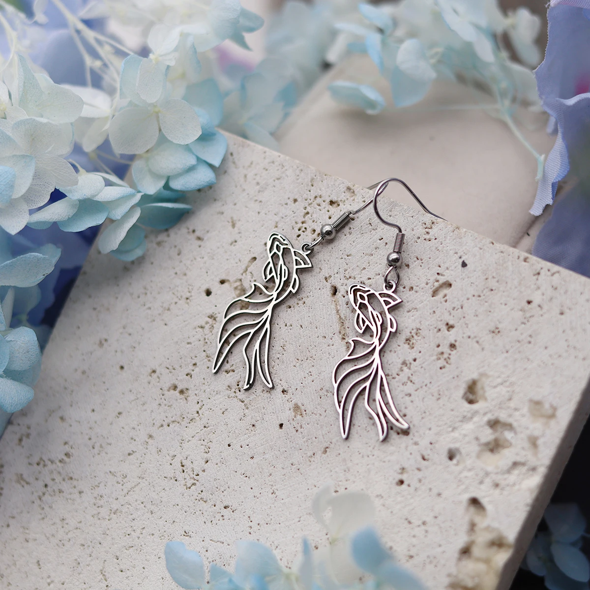 Kinitial Modische Koi-Fisch-Ohrringe, böhmischer Edelstahl, Meerestier-Anhänger, Tropfen-Ohrringe, Schmuck für Frauen, Geschenk