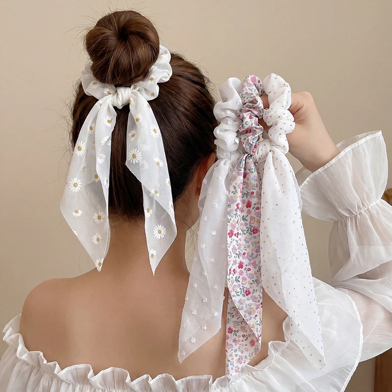 Fotografia: Conjunto de 4 Scrunchies Florais Vintage com Fita Fluida – Elástico Macio para Coques Desgrenhados e Penteados Apanhados.