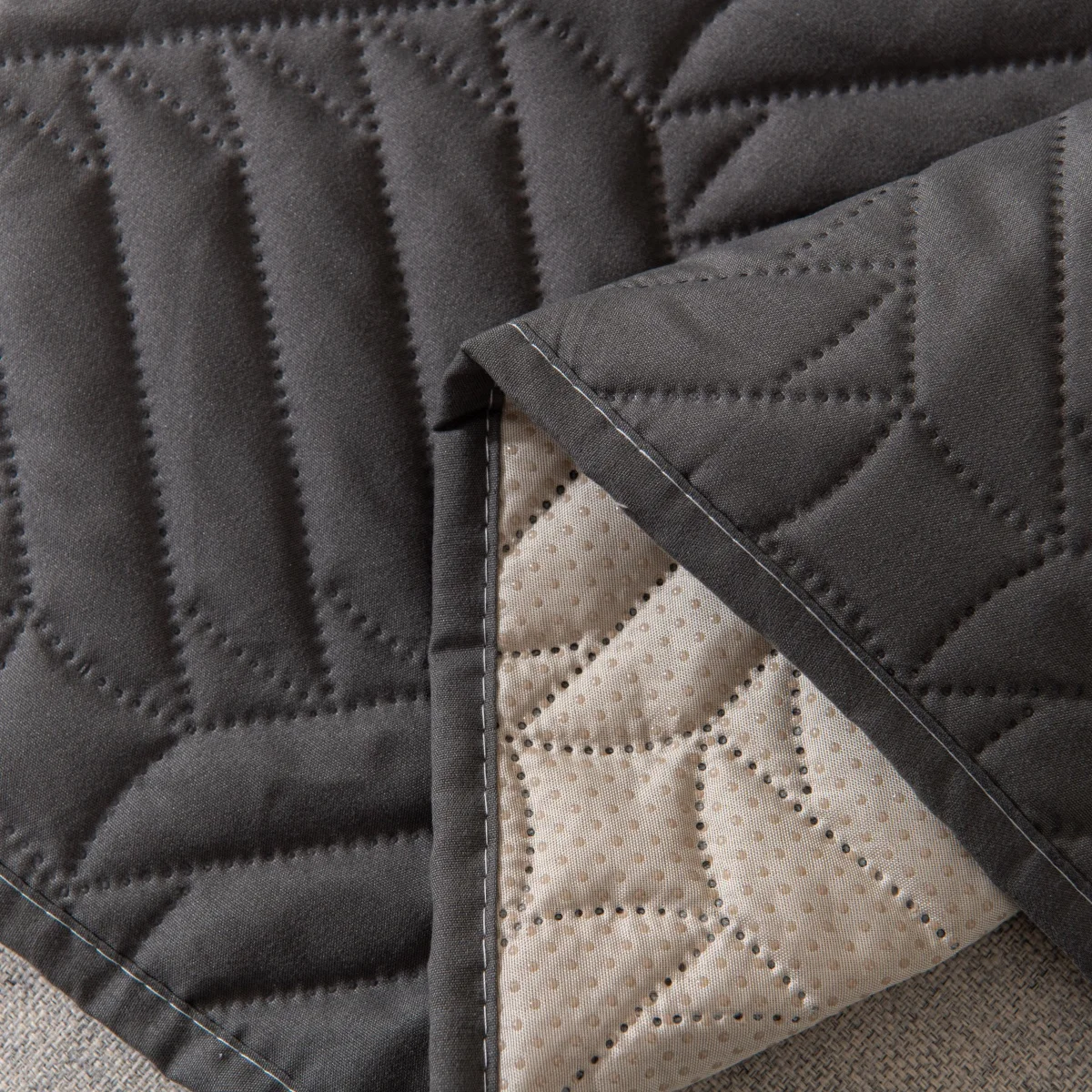 Rutschfester Sofabezug mit geometrischen Linien, Ultraschallprägung, für alle Jahreszeiten, Wohnzimmer, dekoratives Sitzpolster, Sofa-Handtuch-Schonbezug