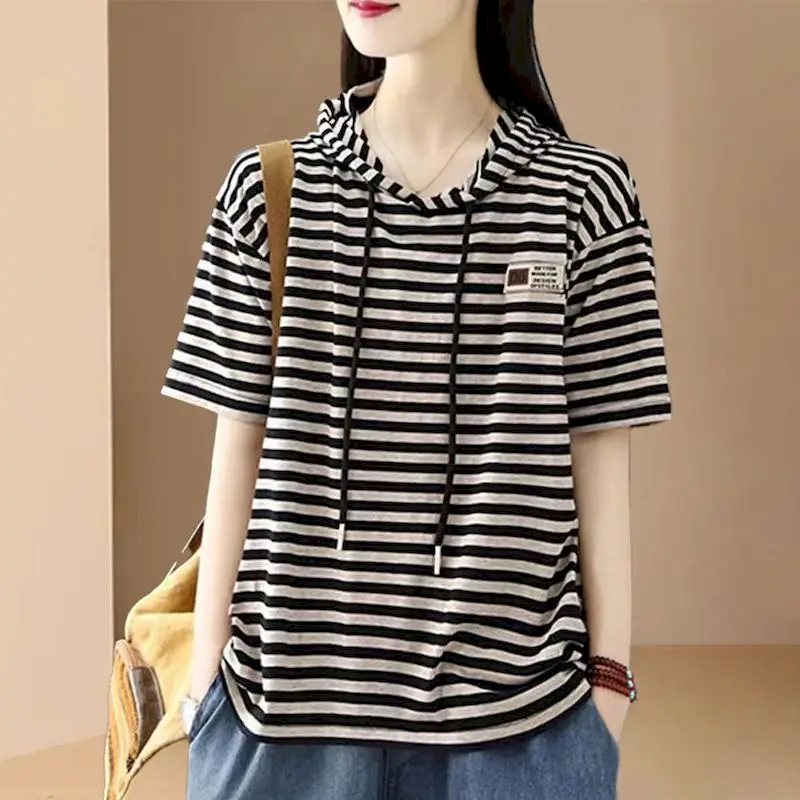 

Хлопковые футболки с капюшоном для женщин: модные полосатые топы свободного кроя в стиле оверсайз для весны и осени, универсальные и стильные, трендовые