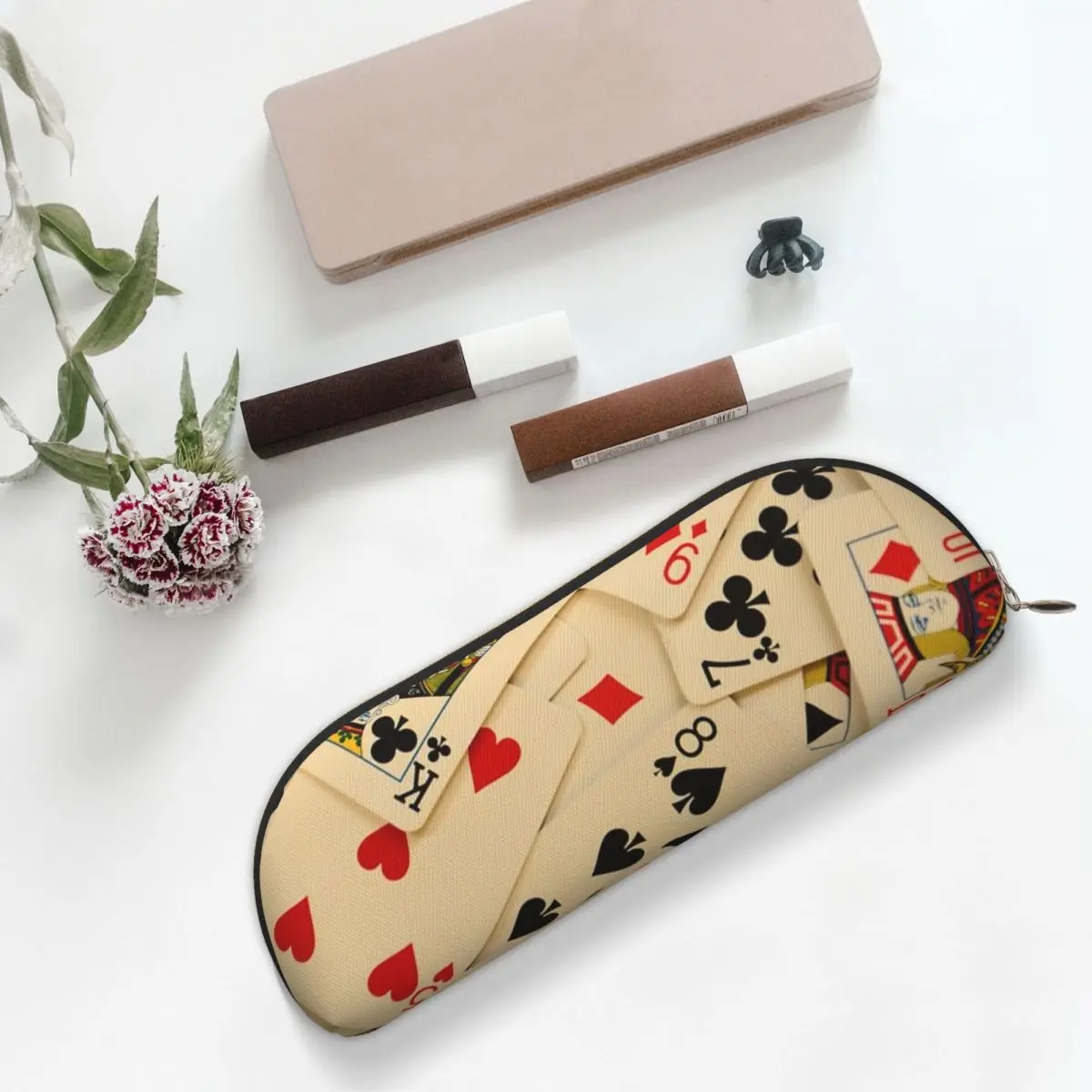 

Разбросанная упаковка игральных карт Сердечки Клубы Алмазы Пики Пенал Пенал Большая вместительная коробка для ручек Сумка-карандаш Студент