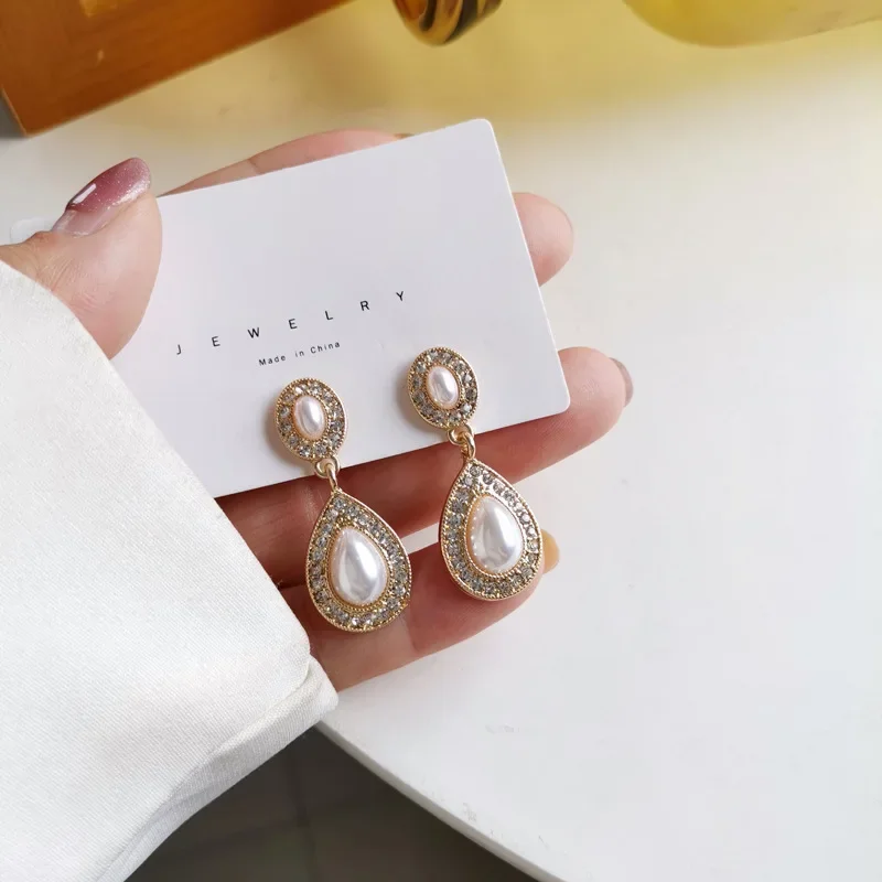 Retro Elegant  Water Drop shaped Pearl Clip Earrings Temperament Shinny Rhinestone  Ear Clip on Earrings no piercing Lady Women