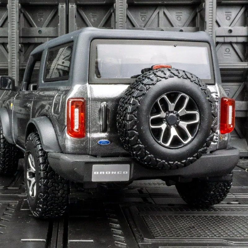 

Maisto 1:24 simulation Ford Bronco 2021 alloy car model doors on both sides that can be opened rich details, fine workmanship