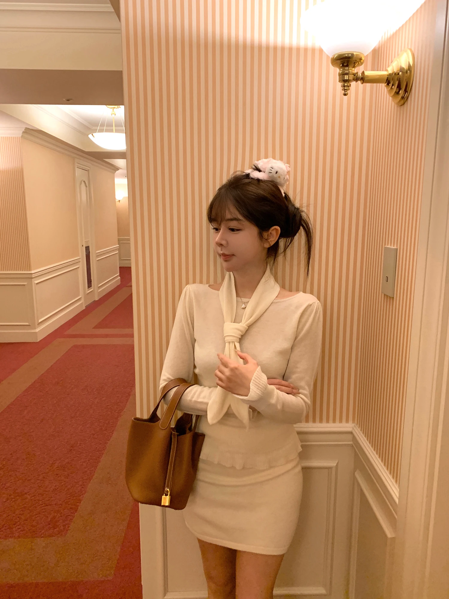 

Женский вязаный шерстяной топ Nineteen Girls LiF Line, базовый слой, 48 штук, 100% шерсть, с дизайнерским акцентом на завязках