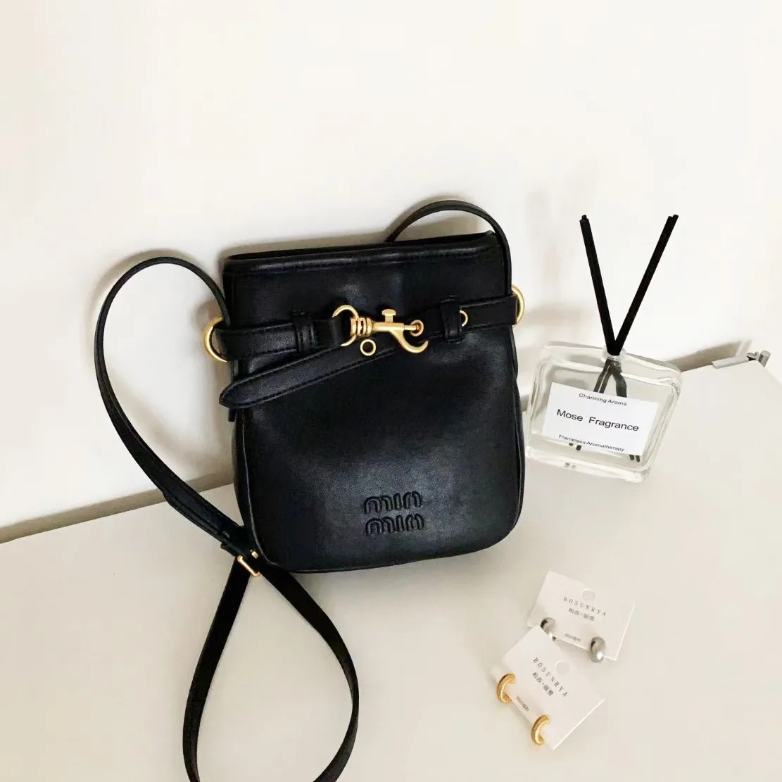 

Medieval mobile phone bag, small satchel, women's high-end sense retro leather shoulder messenger bag, small bucket bag.