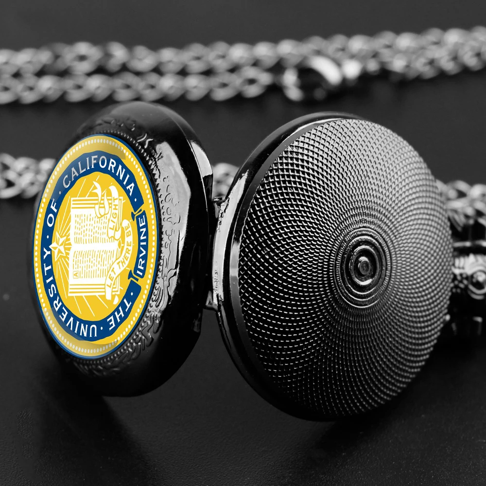 ساعة جيب كوارتز كلاسيكية بشعار UC مع سلسلة وقلادة هدية تذكارية للرجال والنساء