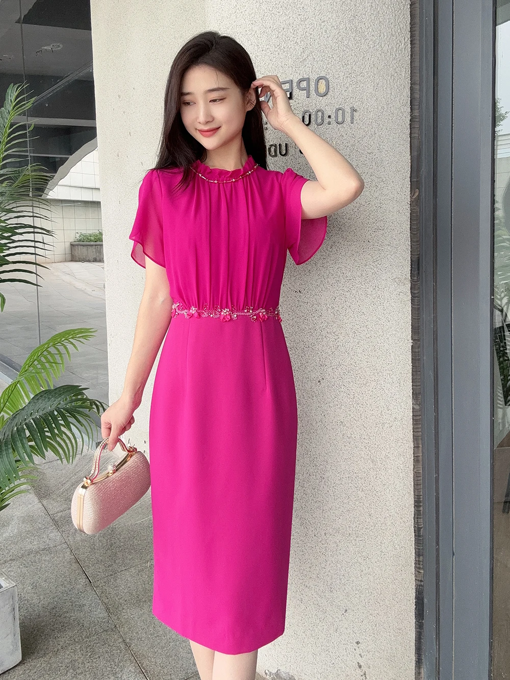 

Элегантное красное платье с декорированной талией и облегающей юбкой, миди-платье А-силуэта с высокой талией, короткими рукавами и застежкой-молнией.