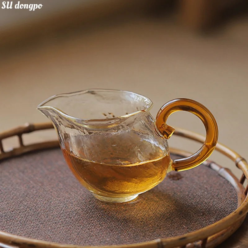 

Hammer Patterned Glass Fair Cup, Creative Uniform Tea Sea/chahai Walnut Cup with Handle Tea Filter Mate