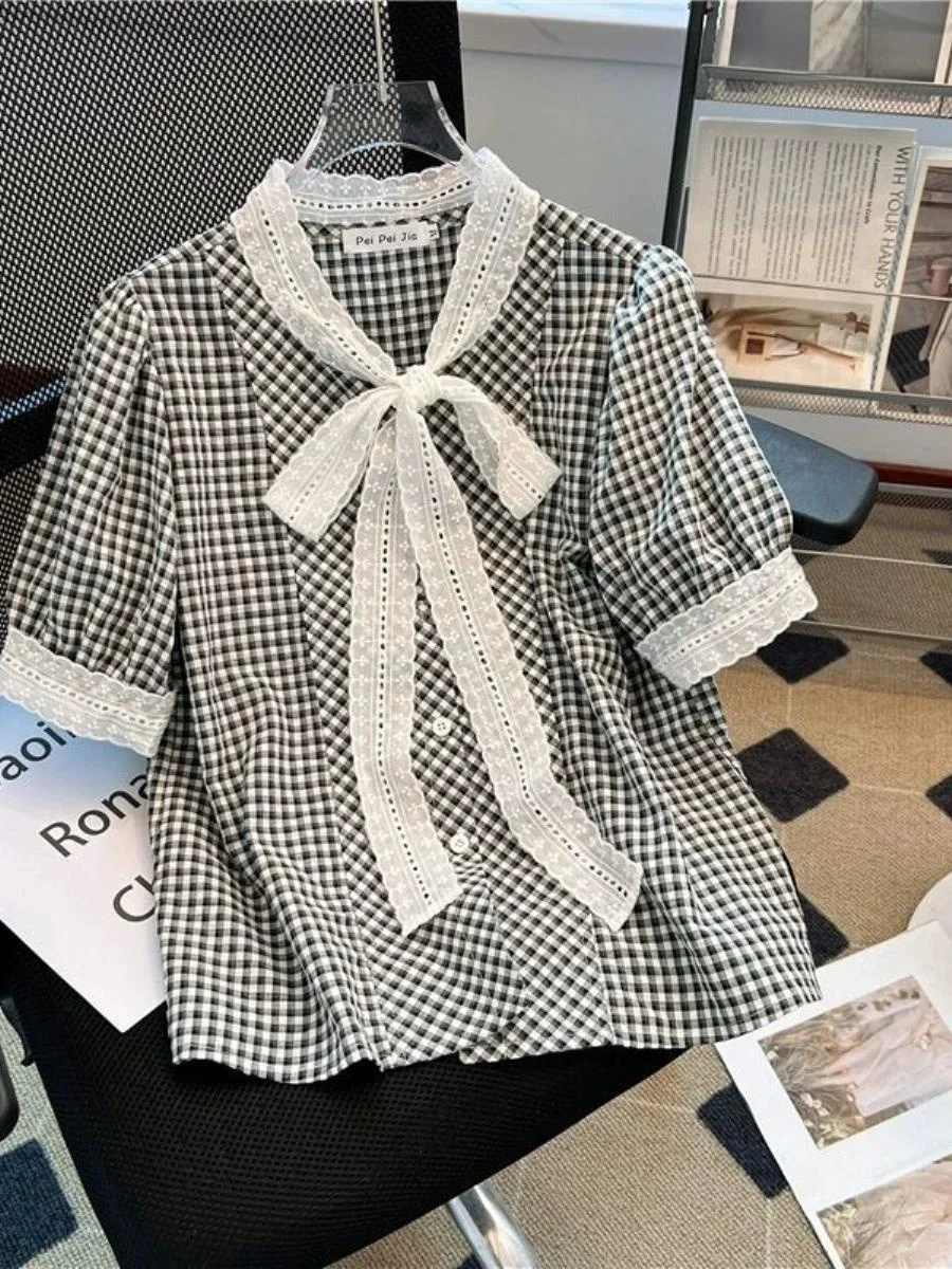 camisa-feminina-de-manga-curta-com-detalhe-de-laco-renda-floral-e-xadrez-estilo-empresarial-com-bolso-quadrado-para-o-verao-e-efeito-emagrecedor