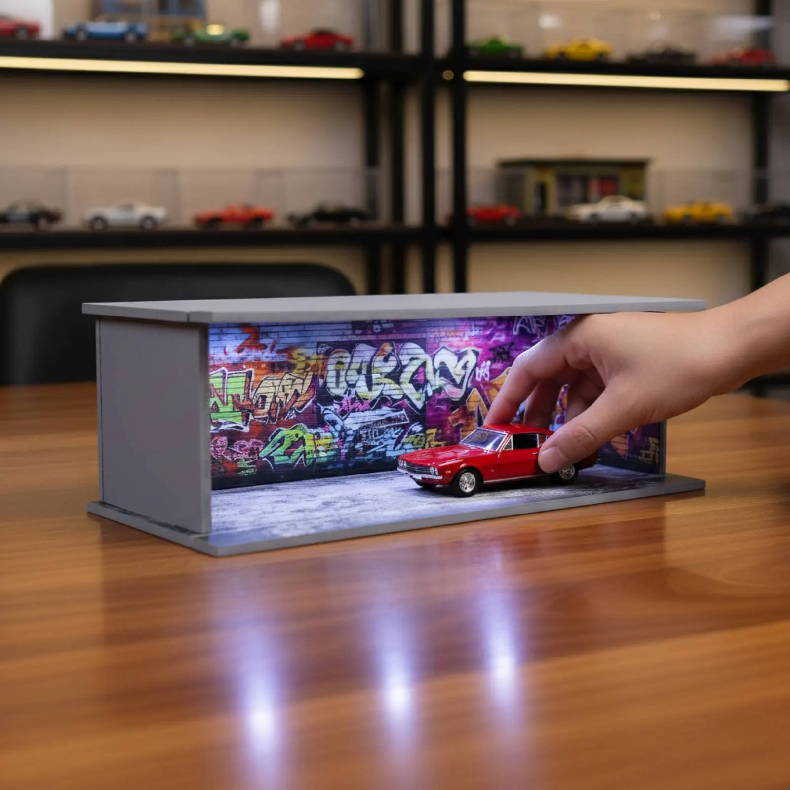 Garagem de estacionamento 1:64 em uso como display para modelos de carros em miniatura.